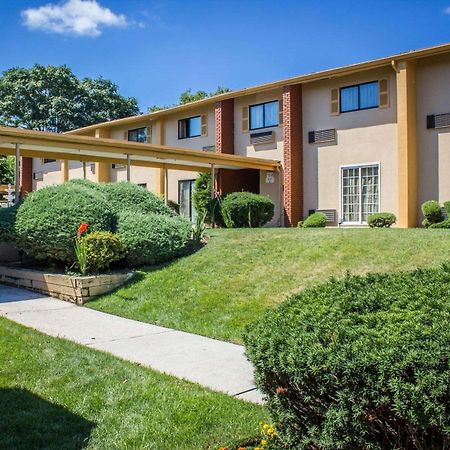 فندق رودواي إن هننجيتون ستشين - ميلفيل Huntington Station المظهر الخارجي الصورة