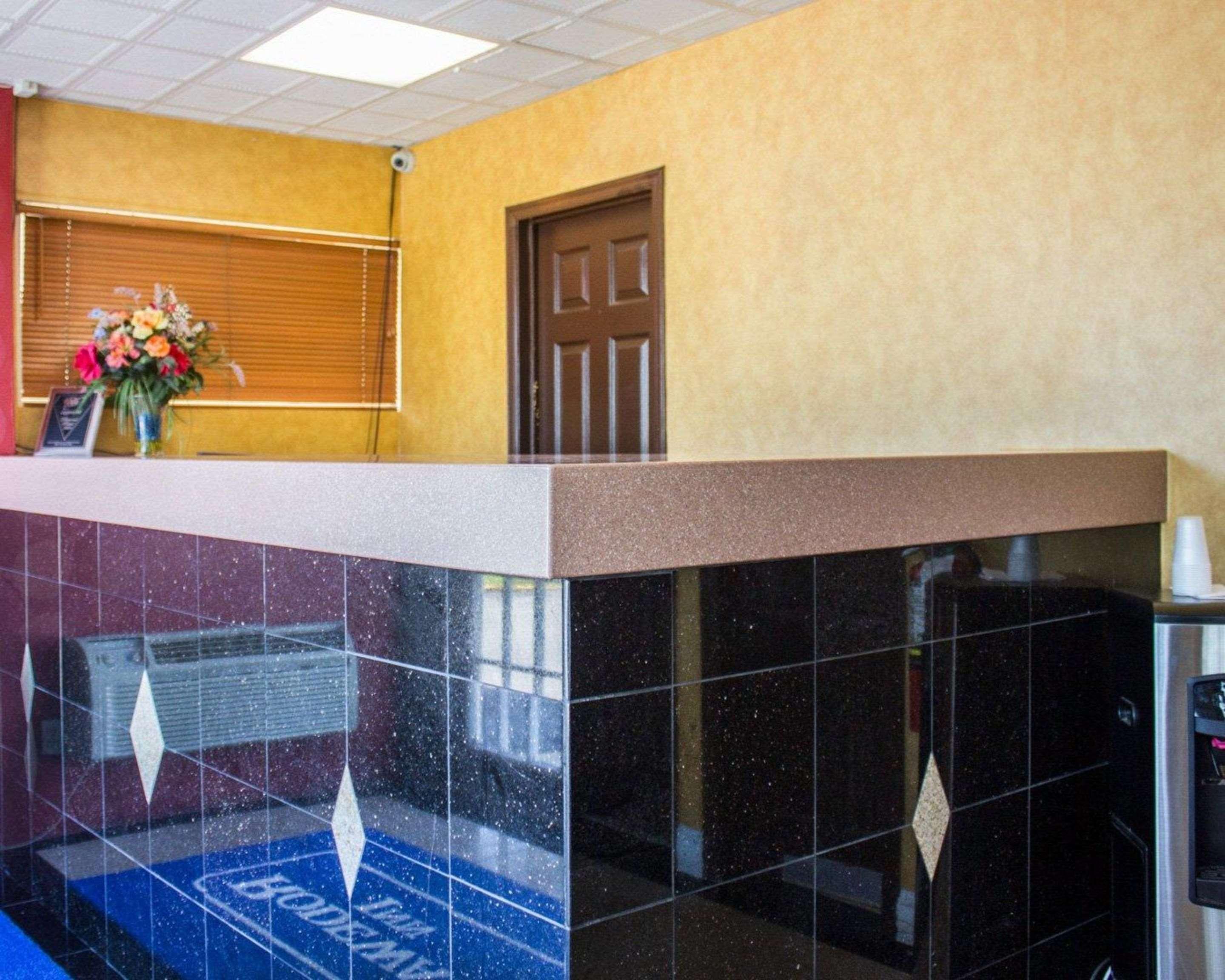 فندق رودواي إن هننجيتون ستشين - ميلفيل Huntington Station المظهر الخارجي الصورة