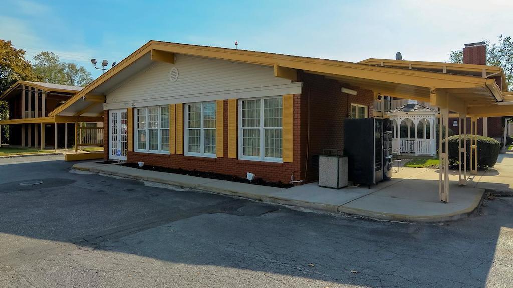 فندق رودواي إن هننجيتون ستشين - ميلفيل Huntington Station المظهر الخارجي الصورة